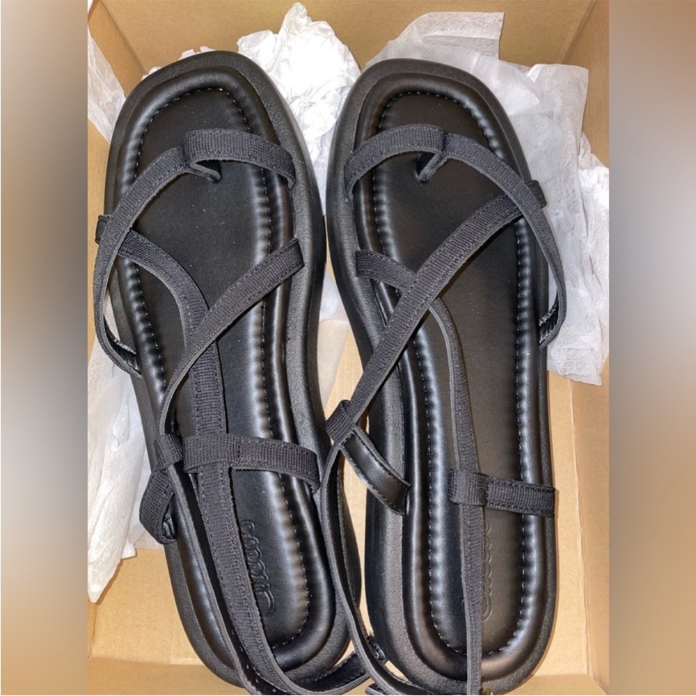 🆕🛍️NIB Sandals 🛍️